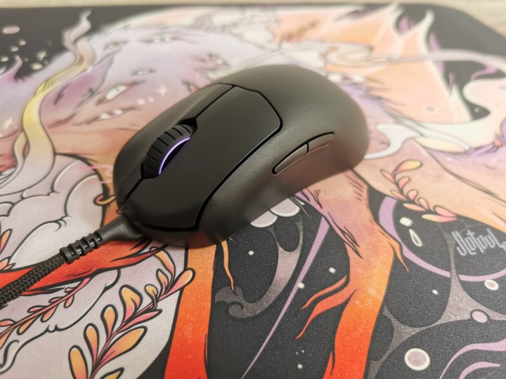 I SteelSeries Prime i Prime+ korzystają z dość sztywnego odpinanego kabla zakończonego wtyczką Micro USB. - Najlepsze myszki gamingowe. Ranking 2024 - dokument - 2024-09-06