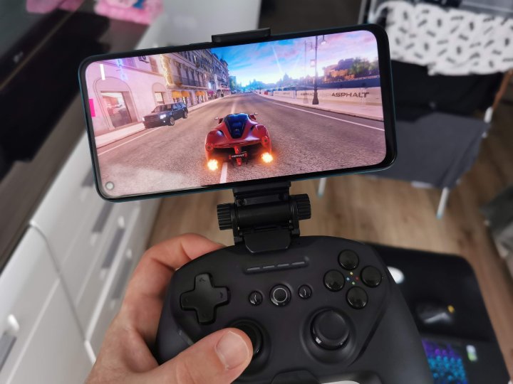 Na dużym ekranie gra się przyjemniej, ale ilu użytkowników właśnie z myślą o mobilkach kupuje smartfona? - Czy telefony robią się coraz większe i czy jest to problem? - dokument - 2020-07-09