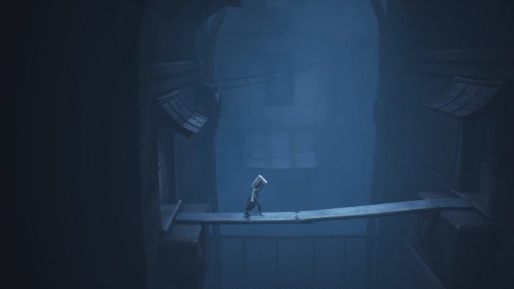 Aby przedostać się do kolejnego pomieszczenia musisz po prostu bezpiecznie przejść po desce ułożonej pomiędzy oknami - Little Nightmares 2: Ucieczka ze szkoły - solucja, opis przejścia - Little Nightmares 2 - poradnik do gry