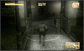 Bramy pilnuje dwóch strażników, którzy zwróceni są do niej plecami - Eastern Europe - Midtown Sector | Akt trzeci Metal Gear Solid 4 - Metal Gear Solid 4: Guns of the Patriots - poradnik do gry