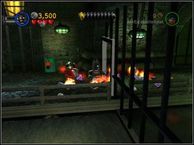 Pociągnij za wajchę, by Batman mógł wziąć Demolition Suit i wysadzić kraty - Under the City (cz.1) | Heros Episode 2 | LEGO Batman The Videogame - LEGO Batman: The Videogame - poradnik do gry