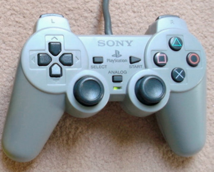 CRTGAMER; Wikimedia Commons; 2012 - Sony chciało bardzo szybko zapomnieć o tym kontrolerze PS1 - mimo że był on pierwowzorem najlepiej sprzedającego się kontrolera wszech czasów - wiadomość - 2024-06-10