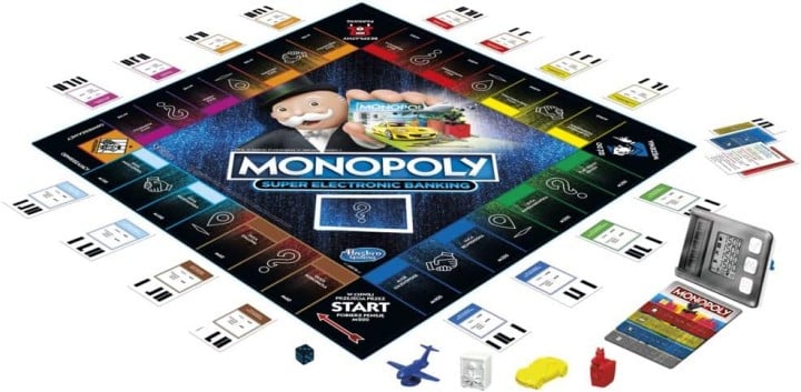 Źródło: Hasbro; materiały promocyjne - Przywitaj 2025 rok z dorobkiem życia Twoich znajomych. W Monopoly Super Electronic Banking nie potrzebujesz gotówki, żeby puścić ich z torbami - wiadomość - 2024-12-24