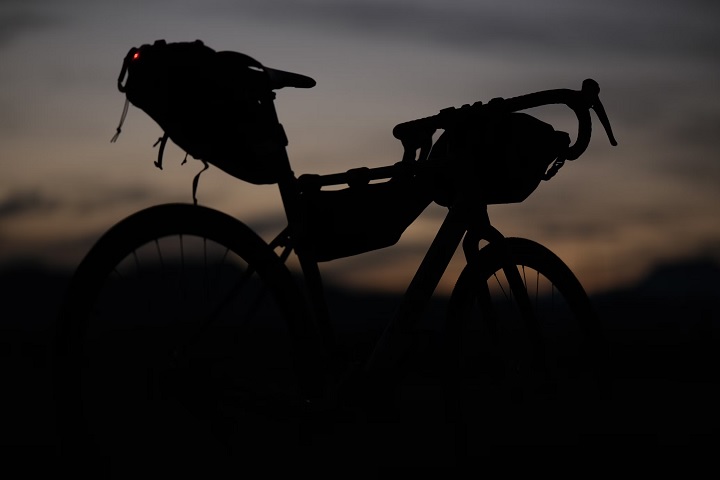 Rower może służyć nie tylko do przemieszczania się, ale też do transportu zasobów (źródło: David Bole / Unsplash). - Gdzie się podziały rowery w światach postapo? Przyglądamy się postapokalipsie na dwóch kółkach - wiadomość - 2024-07-25