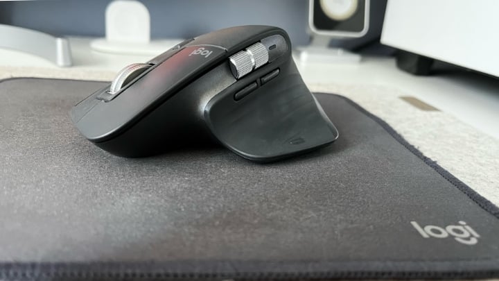 Dzięki myszce Logitech MX Master 3S na moim biurku wystarczy tylko jeden gryzoń przy dwóch komputerach i nie uświadczycie tu żadnych kabli (źródło: własne). - Używam myszki Logitech MX Master 3S od lat i nie wyobrażam sobie zmiany na inny model - wiadomość - 2024-10-26