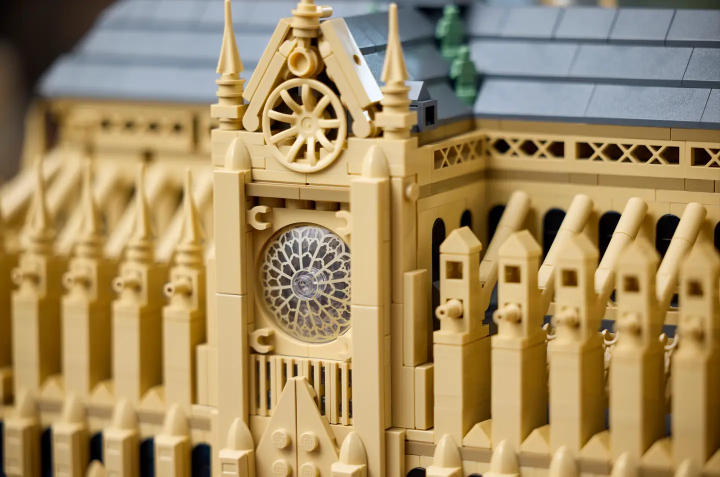 Źródło: LEGO, materiały promocyjne - Odtwórz jeden z najbardziej znanych symboli Paryża z LEGO Notre Dame. Teraz w wyjątkowej cenie - wiadomość - 2024-10-26