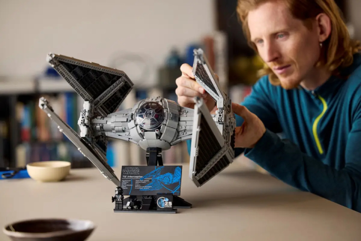 Źródło: LEGO.pl; materiały promocyjne - Legendarny zestaw LEGO Star Wars powraca po 24 latach i zachwyca ceną. W tej promocji wiernie odwzorowany myśliwiec TIE Interceptor ma branie jak butelka wody na Tatooine - wiadomość - 2024-07-28