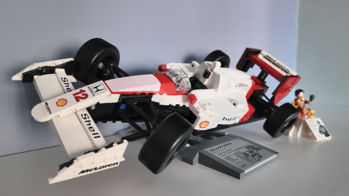 Tak prezentuje się mój własny egzemplarz (źródło: własne). - Przepłaciłem w preorderze, ale Ty możesz mieć go taniej! McLaren MP4/4 to najlepszy bolid w dziejach Formuły 1, a teraz dostępny jest w serii LEGO Icons w bardzo przystępnej cenie - wiadomość - 2024-10-12