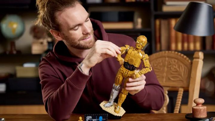 Źródło: LEGO; materiały promocyjne - Jeden z najlepszych zestawów LEGO Star Wars w tym roku w zaskakująco niskiej cenie. Takiej oferty na model kultowego C-3PO nie powstydziłby się nawet Amazon - wiadomość - 2024-07-29