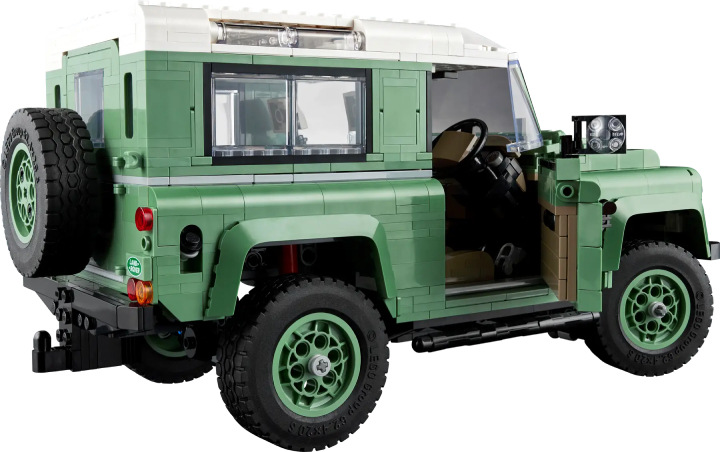 Źródło: LEGO, materiały promocyjne - LEGO niemal perfekcyjnie odtworzyło ikonę motoryzacji. Land Rover Defender 90 to przepiękny zestaw, który zachwyca mnie za każdym razem, gdy widzę go na sklepowych półkach - wiadomość - 2024-10-05