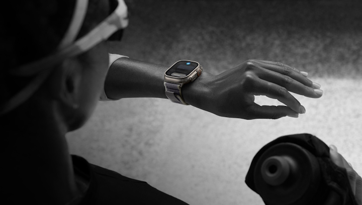 Źródło: Apple; grafika promocyjna - Takiej promocji na jeden z najlepszych smartwatchy na świecie nie było od bardzo dawna. Apple Watch Ultra 2 miażdży konkurentów bajecznym ekranem Retina o jasności 3000 nitów - wiadomość - 2024-08-02