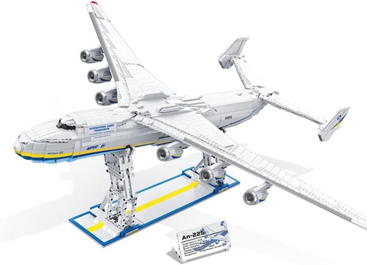 Źródło: Jie Star; materiały promocyjne - W porównaniu z tym zestawem LEGO Concorde wygląda jak miniaturowa zabawka z odpustu. Klockowy model samolotu Antonov to ponad 5000 elementów i przeszło metr szerokości - wiadomość - 2024-08-02