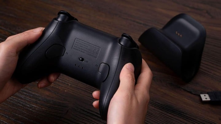 Źródło: 8bitdo; materiały promocyjne - „Najlepszy kontroler, jaki mam”. Ten pad rozstawia po kątach Xboksa, DualSense i Nintendo Pro - wiadomość - 2025-02-18