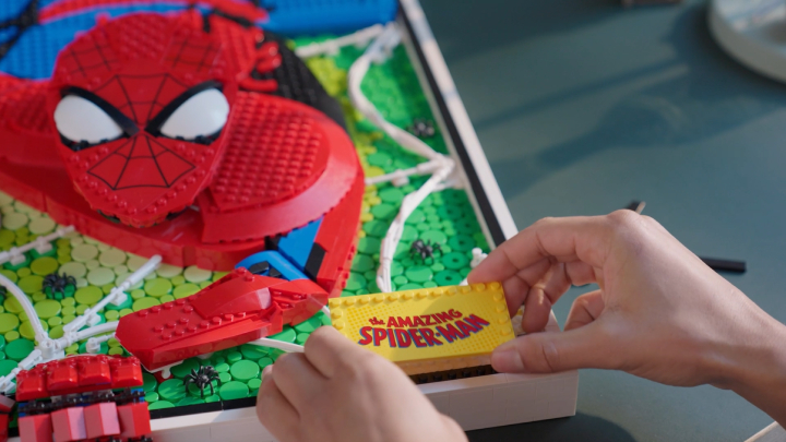 Źródło: LEGO.pl; materiały promocyjne - Boję się pająków, ale ten zestaw oczarował mnie wyglądem i ceną. LEGO Art Niesamowity Spider-Man składa hołd najsłynniejszemu ścianołazowi w historii popkultury - wiadomość - 2024-07-06