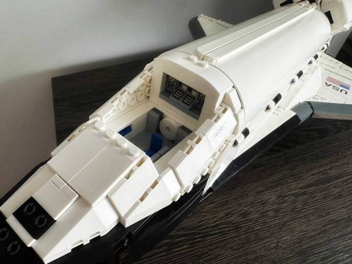 Składanie tego zestawu zajęło koledze kilka dni, ale nie żałuje ani minuty. - LEGO NASA Wahadłowiec Discovery przypomniał mi, za co pokochałam zestawy duńskiego producenta. Najlepsze jest jednak to, że kupując go, otrzymujemy tak naprawdę dwa zjawiskowe modele - wiadomość - 2024-08-24