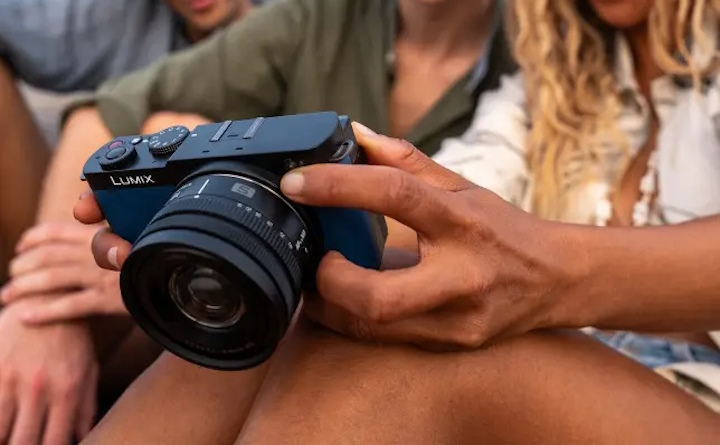 Źródło: Panasonic; grafika promocyjna - Na tę serię aparatów warto było czekać. 24,2-megapikselowy Panasonic DC-S9K Lumix to jeden z najtańszych kompaktowych bezlusterkowców skierowany do hobbystów i vlogerów - wiadomość - 2024-08-24