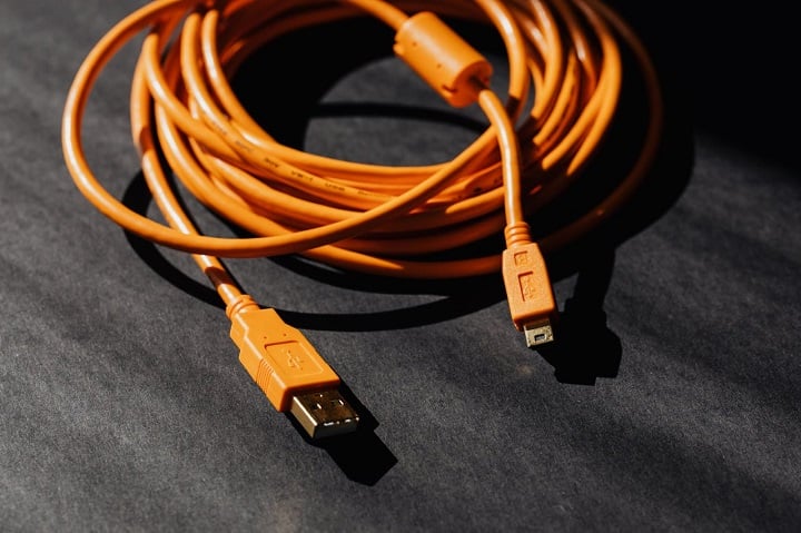 Co kabel, to kabel – stabilność połączenia gwarantowana. Źródło: Pexels - Jak włączyć hotspot w iPhone lub na Androidzie? Wyjaśniamy jak udostępnić Internet z telefonu - wiadomość - 2024-10-23