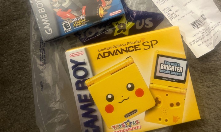 Game Boy Advance SP w limitowanej edycji Pikachu. Źródło: budbme, Reddit - Rodzice gracza znaleźli oryginalnie zapakowany GBA SP w wersji Pikachu - wtedy zapłacili 80 dolarów, dziś jest wart tysiące - wiadomość - 2025-01-30