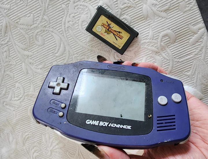 Źródło: Reddit/u/WhippedSlurpuff - Fanka gier znalazła podejrzaną stertę odpadów elektronicznych podczas spaceru, a w niej niespodziankę: działający Game Boy Advance - wiadomość - 2024-10-04