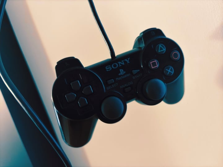 Kontroler DualShock 2. Źródło: Fotografia własna