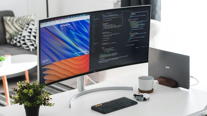 Monitor ultrawide może sprawdzić się w pracy. Źródło: Alexandru Acea, Unsplash - Czy warto kupić monitor ultrawide? Społeczność jest podzielona - wiadomość - 2024-11-15