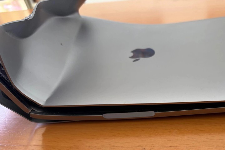 Takich uszkodzeń ubezpieczenie Apple może nie objąć. Źródło: frk1974, Reddit - Apple odmówiło naprawy jego Macbooka Pro, mimo wykupionego AppleCare. Czy ta usługa nie zawsze się sprawdza? - wiadomość - 2025-02-05