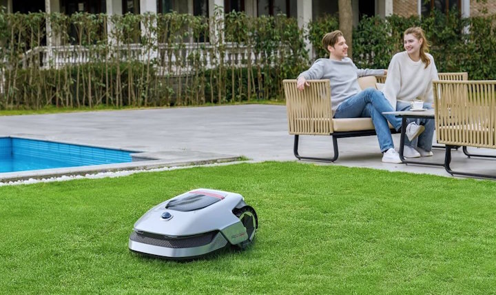 Źródło: Dreame; grafika promocyjna - Kosiarka do trawy to już przeżytek. W polskich ogrodach zaczynają królować roboty koszące - takie jak Dreame Roboticmower A1. Ten inteligentny sprzęt jest tańszy od urządzeń Husqvarny, a oferuje niemal to samo - wiadomość - 2024-07-31