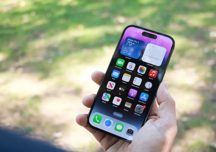 iPhone’y cieszą się długoterminowym wsparciem ze strony firmy Apple. Źródło: Engadget. - iOS 19 - które iPhone'y dostaną aktualizację? Prawdopodobna lista modeli - wiadomość - 2024-12-04