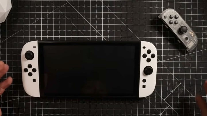 Według youtubera to jest makieta Switch 2. Źródło: SwitchUp - Youtuber trzyma w rękach Nintendo Switch 2 - twierdzi, że to replika od producenta akcesoriów - wiadomość - 2024-12-12