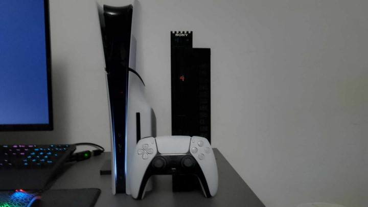 PS5 Slim vs PS2 „FAT”. Cóż... dobrze obie konsole trzymać w pionie (źródło: własne).