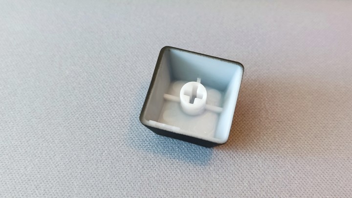 Tak wygląda nakładka klawisza (keycap) od spodu. Źródło: fotografia własna - Ta klawiatura kusi OLED-em, szkoda że nie ustrzegła się kilku wad. Recenzja SteelSeries Apex 7 TKL - wiadomość - 2024-08-02