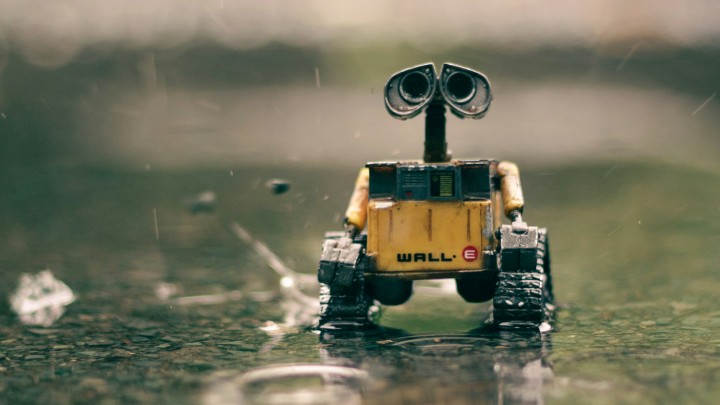 Przygody Wall-E mogą rozczulać, ale czy automatowi, pracującemu w składzie złomu jest potrzebna tak zaawansowana sztuczna inteligencja? | Źródło: Erik McLean, Unsplash - Pionier robotyki uważa, że ekscytacja AI jest przesadzona. Zbyt optymistycznie oceniamy sztuczną inteligencję - wiadomość - 2024-07-01