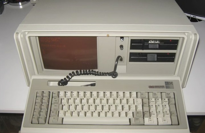 Wygląda jak laptop? Nie bardzo, ale był „przenośny”. Źródło: Nightfall Crew - Pierwszy przenośny komputer IBM pojawił się 40 lat temu i ważył niemal 14 kg - wiadomość - 2024-02-15