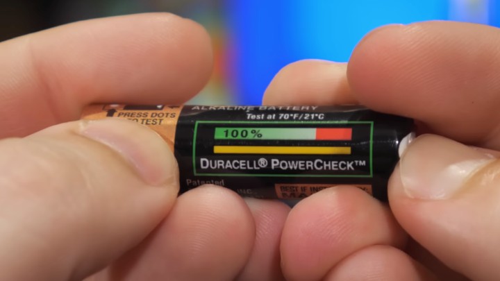 Tak sprawdzało się stan baterii Duracell PowerCheck. Źródło: Technology Connections, YouTube