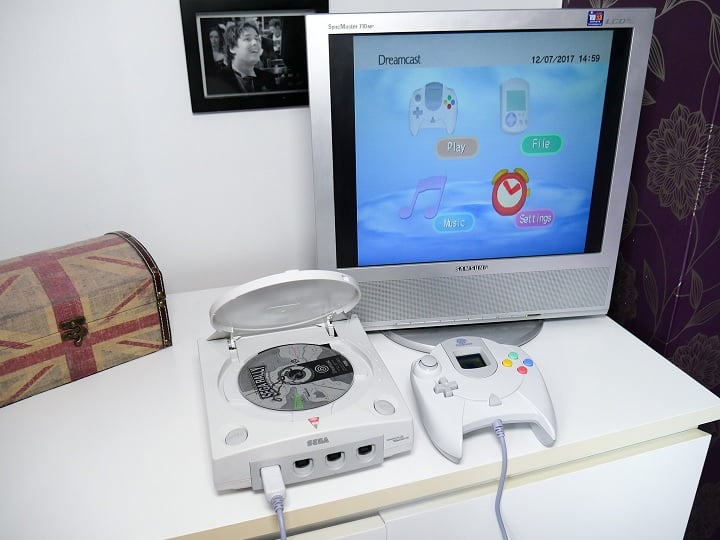 Sega Dreamcast. Źrdło: Windows Central. - Pad tej konsoli był brzydki i niewygodny, ale oferował funkcjonalność, jakiej próżno było szukać u konkurencji - wiadomość - 2024-12-19