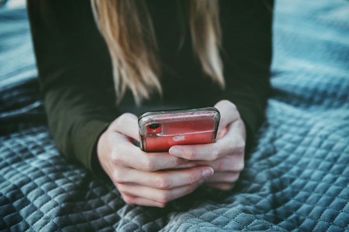 Tinder nie pozwala na wysyłanie wiadomości bezpośrednich do osób, z którymi nie zostaliśmy połączeni w parę. Źródło: Tim Mossholder | Unsplash. - Jak rozpocząć rozmowę na Tinderze? Opisujemy cały proces - wiadomość - 2024-06-21