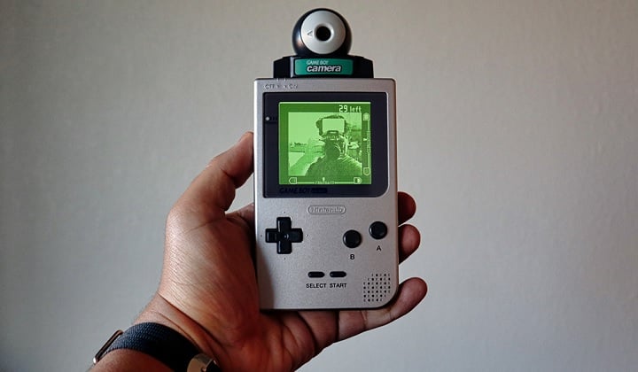 Game Boy Camera w akcji. Źródło: PremiumBeat. - Ta przystawka od Nintendo robiła selfie, zanim to było modne. Game Boy dostał akcesoria rodem z umysłu retrofuturysty - wiadomość - 2025-01-24