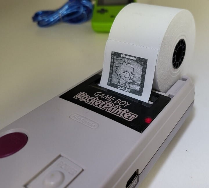 Game Boy Printer pozwalał uwiecznić swoje zdjęcia i inne obrazy. Źródło: eBay. - Ta przystawka od Nintendo robiła selfie, zanim to było modne. Game Boy dostał akcesoria rodem z umysłu retrofuturysty - wiadomość - 2025-01-24