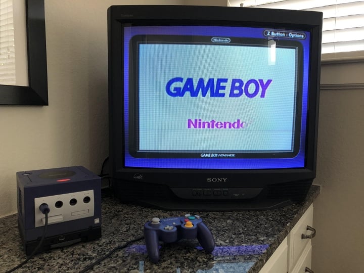 Game Boy Player w akcji. Źródło: Reddit. - Nintendo eksperymentowało z hybrydowym graniem na długo przed Switchem. Game Boy Player pozwalał cieszyć się przenośnymi grami na ekranie telewizora - wiadomość - 2025-02-14