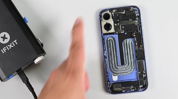 Tak wygląda elektrochemiczny klej pod baterią w iPhone. Źródło: iFixit - W iPhone 17 wymienisz baterię jeszcze łatwiej niż w iPhone 16 - wiadomość - 2024-10-11