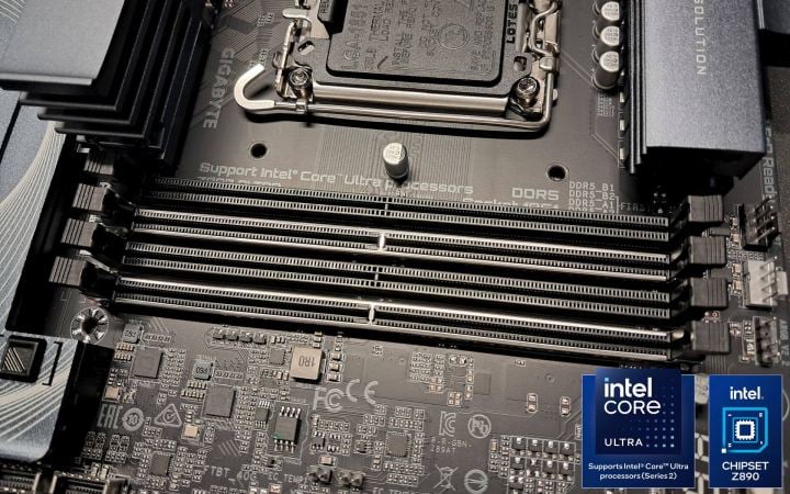 Banki pamięci RAM na płycie Gigabyte Z890 AI TOP. Źródło: fot. Marcin Jaskólski