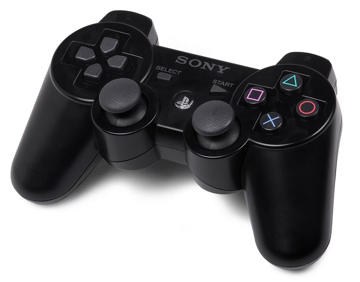 SixAxis był odpowiedzią na krytykę pierwszego projektu pada do PS3. Źródło: Wikipedia. - Nie tylko przekłamane trailery. Sony miało nietypowy pomysł na pada i wyposażenie PS3 - wiadomość - 2025-03-14