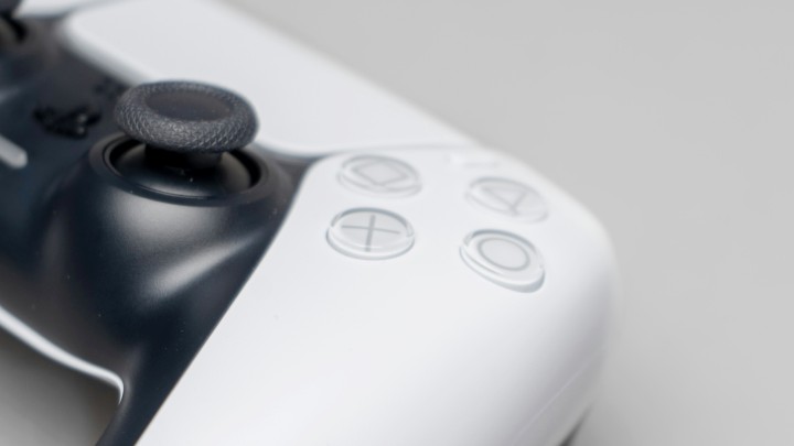 To nie jest „X”, tylko krzyżyk - tak uważa PlayStation. Źródło: Krzysztof Hepner, Unsplash - Przycisk „X” na kontrolerze PS5 w rzeczywistości nazywa się inaczej niż myśli większość - przynajmniej według PlayStation - wiadomość - 2025-01-27